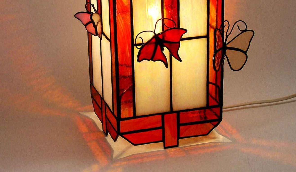 Lampe décorative style zen en vitrail Tiffany pour décoration intérieur atypique
